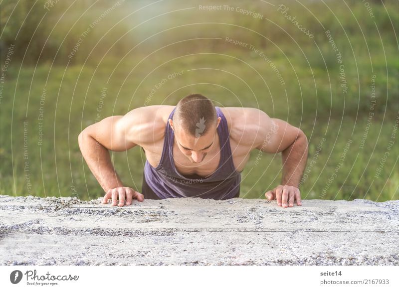 Outdoor Training im Park Lifestyle Körperpflege Freizeit & Hobby Sport Fitness Sport-Training Tatkraft Leidenschaft üben Gesundheit sportlich healthy