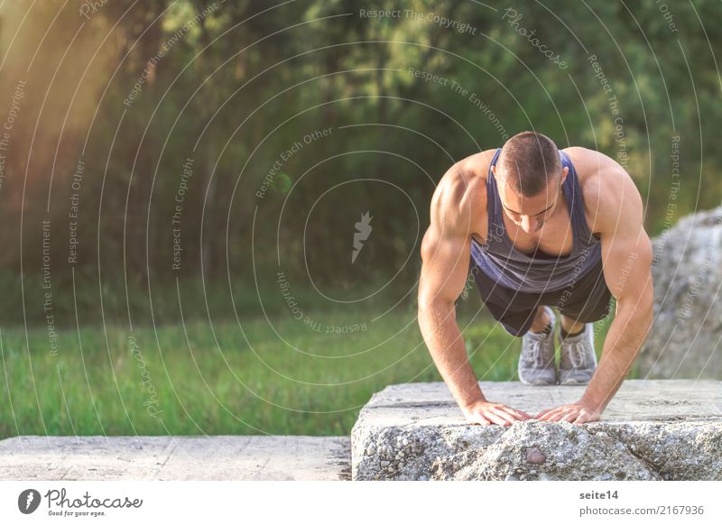 Liegestütz beim Outdoor Training im Park Gesundheit Gesunde Ernährung sportlich Fitness Sommer Sonne Sport Sport-Training Sportler muskulös Muskelshirt