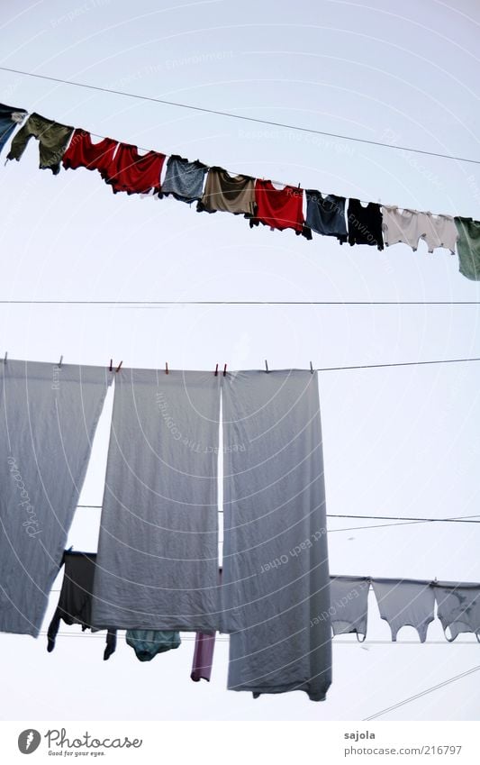 waschtag Häusliches Leben Bekleidung T-Shirt hängen mehrfarbig rot weiß Hochformat rein Wäsche Wäscheleine Tuch trocknen Farbfoto Außenaufnahme Menschenleer