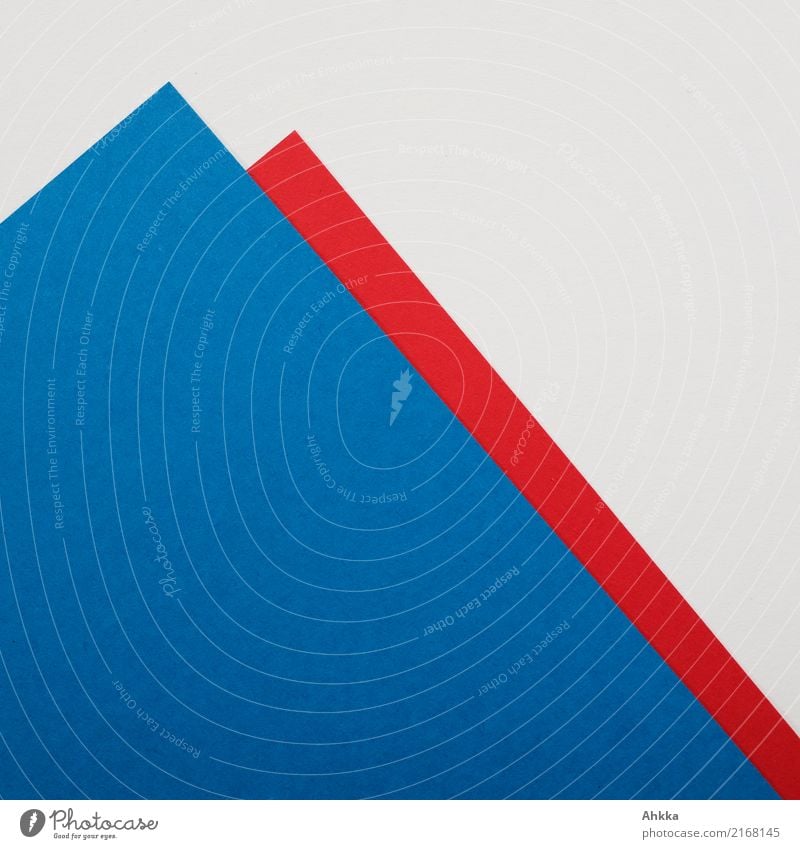Blauer und roter Papierberg auf weißem Untergrund, angeschnitten Schule Studium Arbeitsplatz Büro Wirtschaft Industrie Handel Energiewirtschaft Schreibwaren