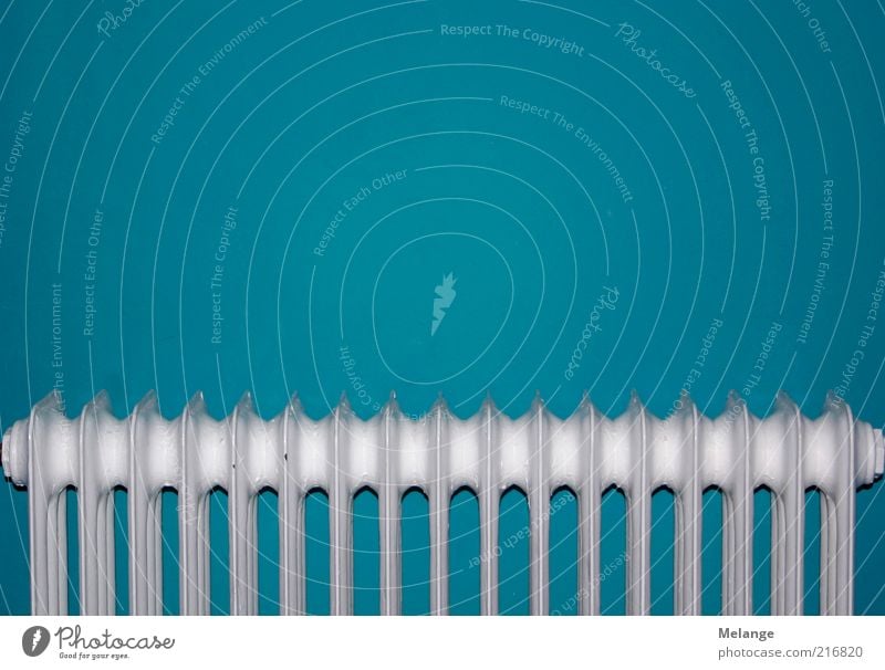 Heizung Heizkörper Wand Energie türkis Farbfoto Innenaufnahme Textfreiraum oben Zentralperspektive karg trist einfach blau Menschenleer Energiewirtschaft weiß