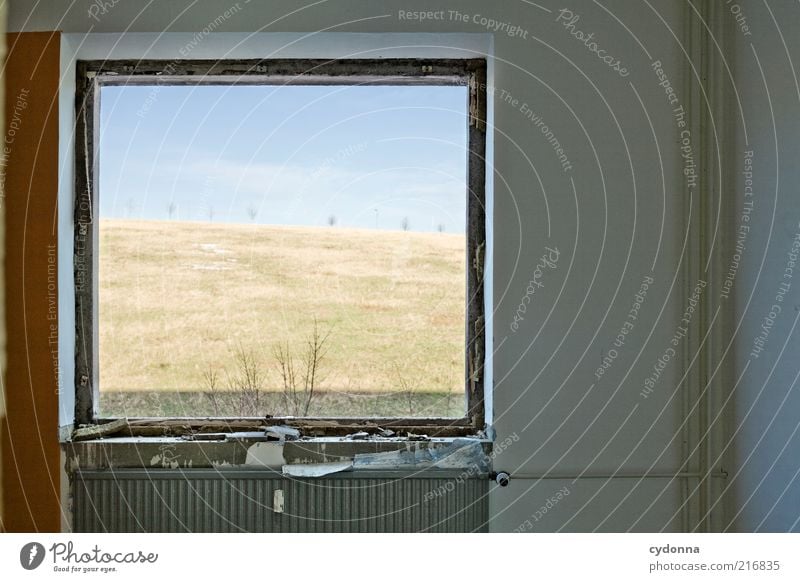 Fensterblick ruhig Häusliches Leben Renovieren Umwelt Natur Landschaft Himmel Wiese Perspektive stagnierend Zeit Heizung Farbfoto Innenaufnahme Menschenleer Tag