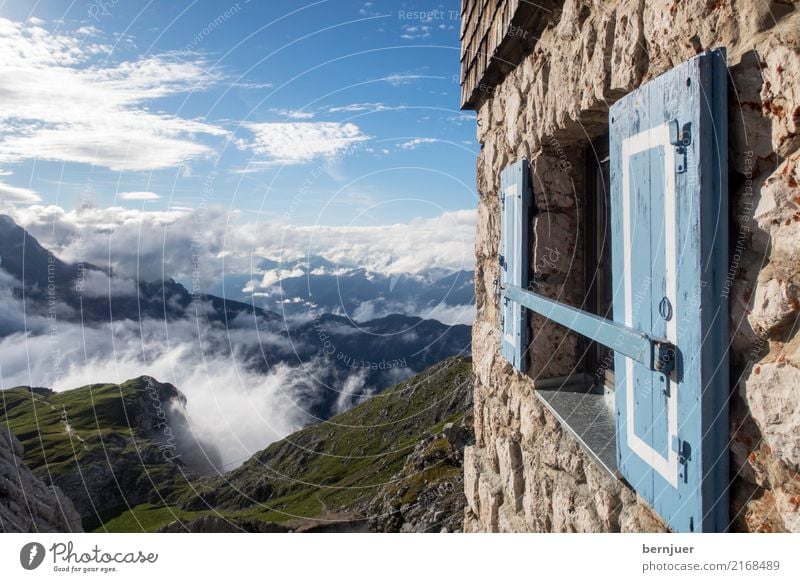 Fensterln Menschenleer Haus Hütte Mauer Wand authentisch hoch retro blau grau Ehrlichkeit Frieden Schutz Fensterladen Alpenhütten Alpenverein Meilerhütte