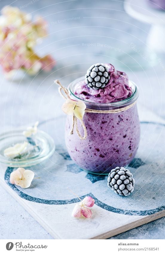 Nicecream mit Brombeeren nicecream bananeneis Speiseeis Vegane Ernährung Vegetarische Ernährung Dessert Lebensmittel Gesunde Ernährung Foodfotografie Gesundheit