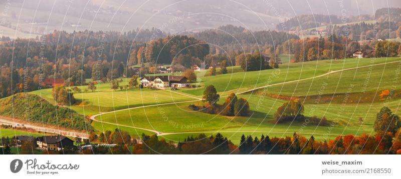 Panoramablick der ländlichen Landschaft des schönen Berges in den Alpen Ferien & Urlaub & Reisen Tourismus Ausflug Ferne Sommer Berge u. Gebirge Haus Natur