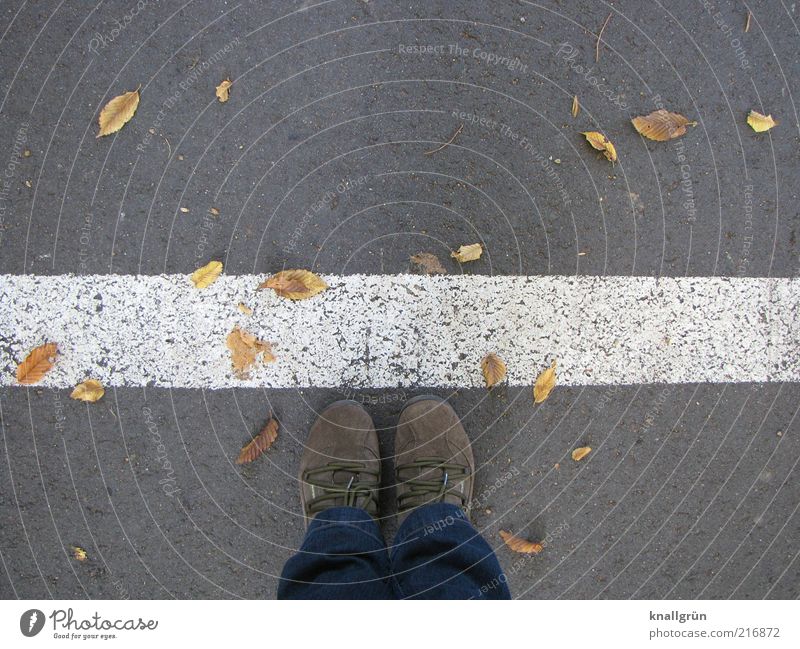 Don't stop me Mensch Fuß 1 Blatt Straßenverkehr Fußgänger Haltelinie Bekleidung Schuhe Turnschuh Schilder & Markierungen stehen warten grau weiß Sicherheit