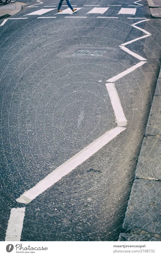 Fußgänger auf Londoner Strasse Mensch feminin Erwachsene Leben 1 18-30 Jahre Jugendliche Stadt Hauptstadt Verkehrswege Straße Verkehrszeichen Verkehrsschild