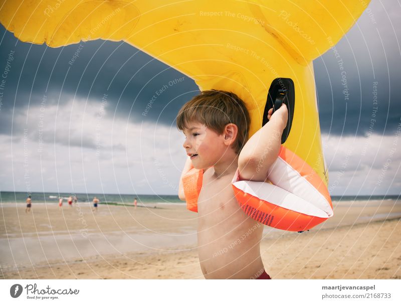 Entschlossener Kleiner Junge am Strand Mensch maskulin Kind Kindheit 1 3-8 Jahre Landschaft Wasser Wolken Gewitterwolken Sommer Küste Meer Badehose Spielzeug