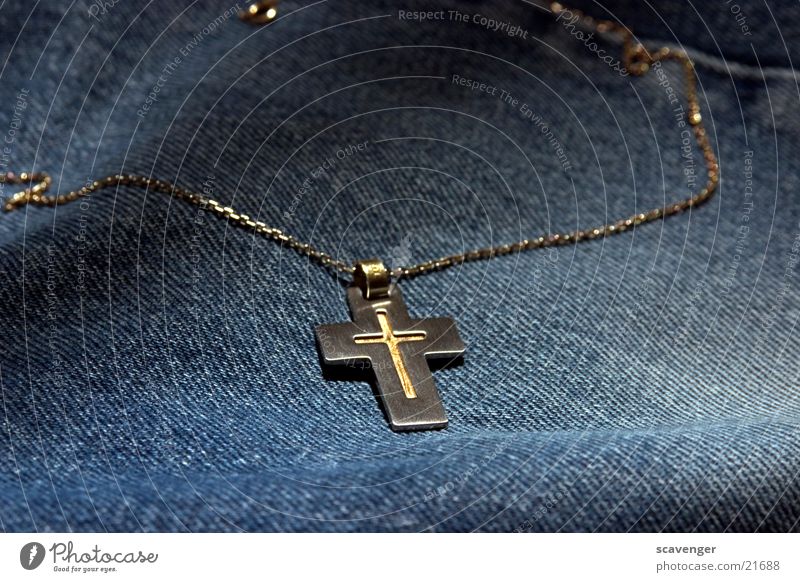 Kreuz Halskette Christentum Schmuck Stoff rau Stil Kruzifix Glaube Untergrund Rücken gold silber Metall Gefolgsleute edel blau Jeanshose Lampe Beleuchtung