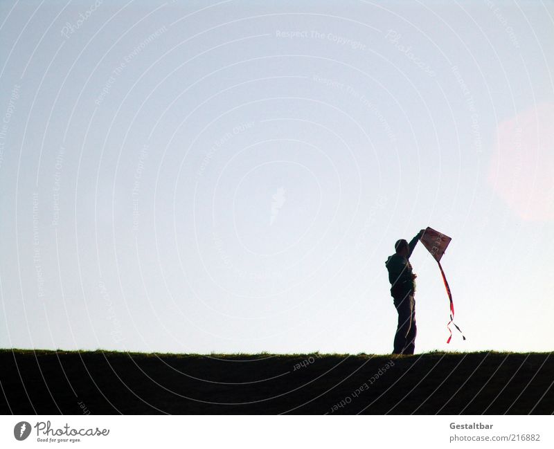 Drachen können fliegen Freizeit & Hobby Mensch maskulin Mann Erwachsene 1 Landschaft Erde Himmel Horizont Herbst Gras Wiese Hügel gehen laufen stehen frei blau