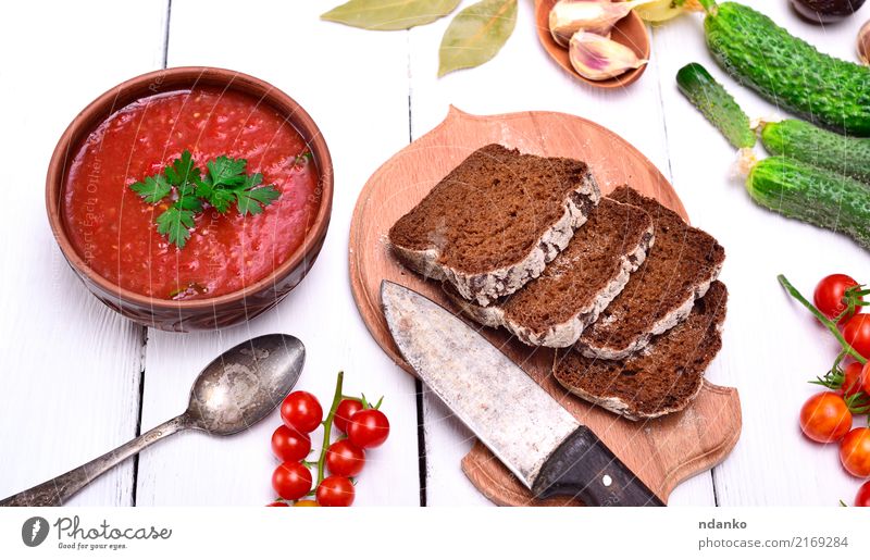 Gazpacho spanische kalte Suppe Gemüse Brot Eintopf Kräuter & Gewürze Ernährung Mittagessen Abendessen Vegetarische Ernährung Diät Teller Tisch Küche Holz dick