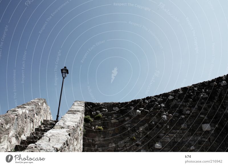 escaleras y farola Himmel Wolkenloser Himmel Brücke Bauwerk Mauer Wand Treppe Stein alt heiß hell historisch blau ruhig Farbfoto Außenaufnahme Tag Schatten