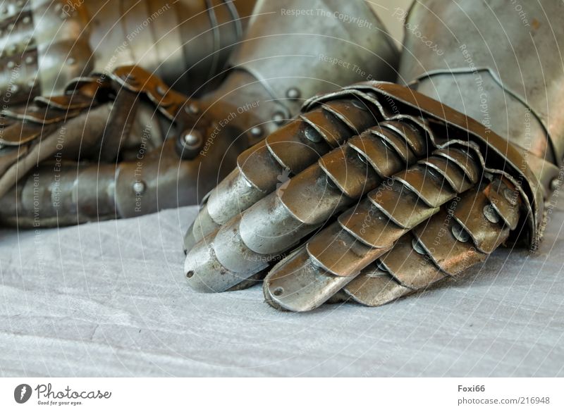 Schutzhandschuhe Bekleidung Schutzbekleidung Handschuhe Metall gebrauchen kämpfen tragen alt braun gelb gold weiß Tapferkeit Kraft Farbfoto Außenaufnahme