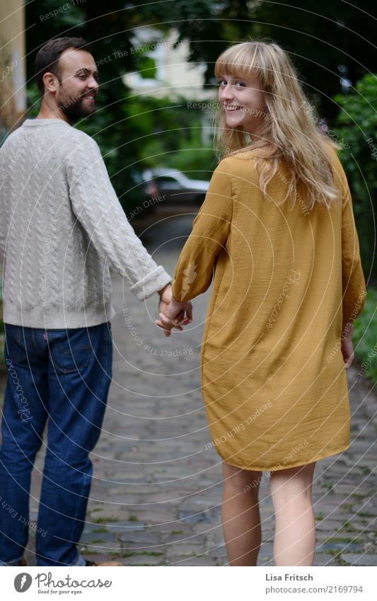 hand in hand Paar Partner Erwachsene 2 Mensch 18-30 Jahre Jugendliche Kleid blond langhaarig Pony genießen Lächeln laufen ästhetisch frech Fröhlichkeit trendy