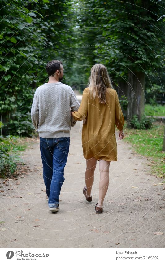 Spaziergang durch einen Park. Junge Frau Jugendliche Junger Mann Erwachsene Leben 2 Mensch 18-30 Jahre Umwelt Natur Baum Wege & Pfade Kleid langhaarig berühren