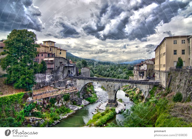 Steinbrücke eines alten Dorfs unter bewölktem Himmel Ferien & Urlaub & Reisen Tourismus Berge u. Gebirge Haus Kultur Natur Landschaft Wetter Unwetter Regen