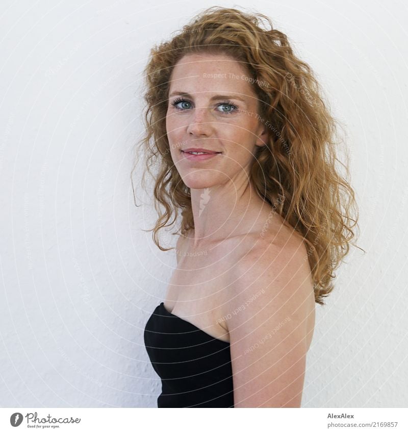 seitliches Portrait einer jungen, schönen, rothaarigen Frau mit Sommersprossen und Locken Stil Junge Frau Jugendliche Gesicht 18-30 Jahre Erwachsene Kleid