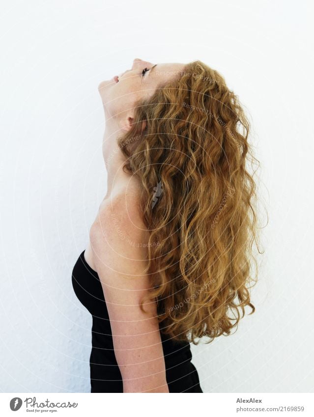 seitlichen Portrait einer schönen, schlanken, rothaarigen Frau mit Locken und Sommersprossen Stil Freude Leben Wohlgefühl Junge Frau Jugendliche