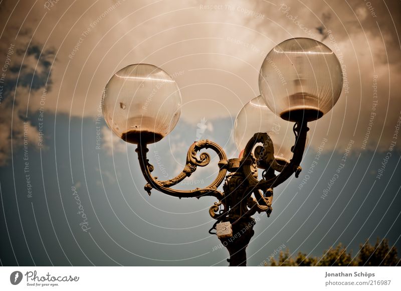 ich geh' mit meiner Laterne Narbonne Frankreich Europa Altstadt alt ästhetisch historisch oben blau braun elegant Süden 3 Lampe leuchten verziert Himmel Metall