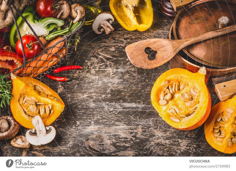 Kürbis , Topf und vegetarische Zutaten Lebensmittel Gemüse Kräuter & Gewürze Ernährung Abendessen Festessen Bioprodukte Vegetarische Ernährung Diät Löffel Stil