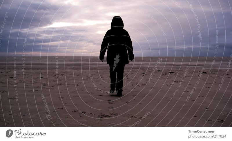 Ein kleiner Schritt für mich, ein großer für den Schwarzen Mann 1 Mensch Eis Frost Küste Strand Nordsee Insel Ameland gehen laufen dunkel Unendlichkeit kalt