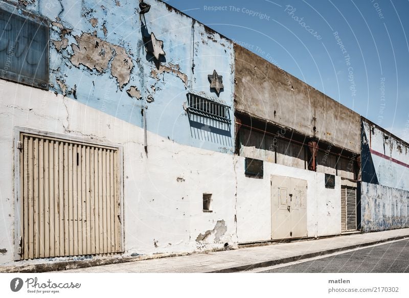 Gewerbegebiet Stadt Menschenleer Haus Gebäude Mauer Wand Fassade Fenster Tür alt trist blau braun grau weiß Tor Stern Backside Air Farbfoto Gedeckte Farben