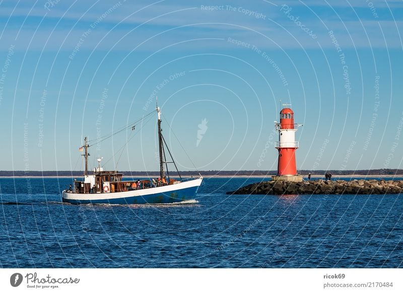 Ein Fischerboot an der Mole von Warnemünde Erholung Ferien & Urlaub & Reisen Tourismus Meer Natur Landschaft Wasser Wolken Felsen Küste Ostsee Wasserfahrzeug