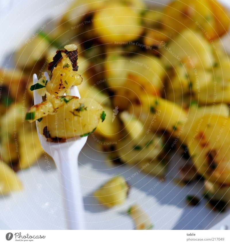 Mahlzeit! Lebensmittel Bratkartoffeln Speck Ernährung Mittagessen Geschirr Teller Besteck Gabel Kunststoff genießen frisch lecker gelb weiß Appetit & Hunger