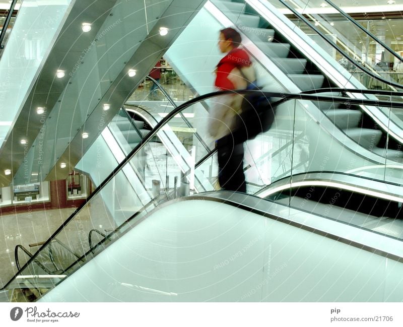 rolltreppe Rolltreppe fahren Kaufhaus Supermarkt kaufen Nachfrage Handel Mann Einsamkeit Trauer Denken Gedanke Spaziergang trödeln Rucksack Gepäck türkis rot