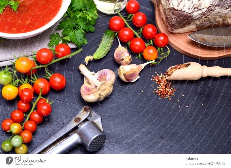 Gazpacho spanische kalte Suppe Gemüse Brot Eintopf Kräuter & Gewürze Ernährung Mittagessen Abendessen Vegetarische Ernährung Diät Teller Löffel Sommer Tisch