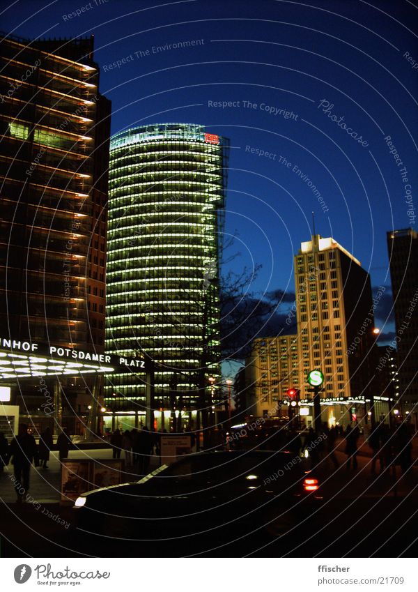 Potsdamer Platz/Berlin Nacht dunkel Licht Eisenbahn S-Bahn Hochhaus Architektur Mensch DB modern Abend