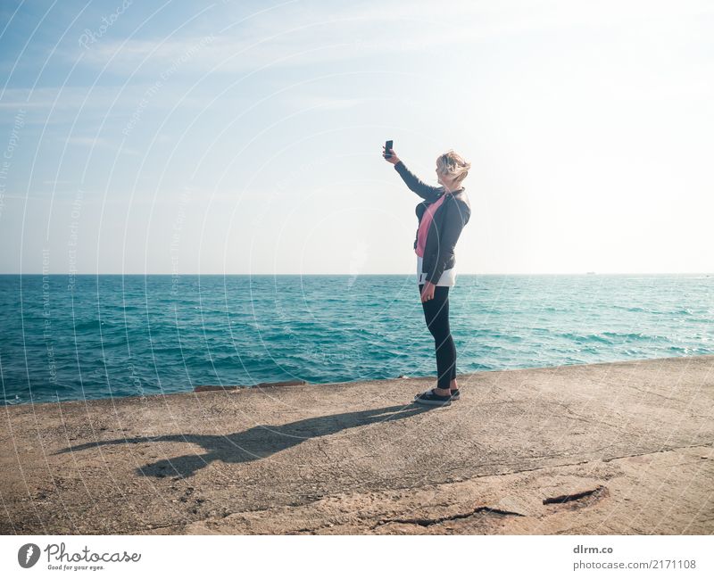 Selfie Ferien & Urlaub & Reisen Tourismus Ausflug Freiheit Städtereise Sonne Strand Meer Handy PDA Fotokamera Junge Frau Jugendliche Erwachsene Wasser Stadt