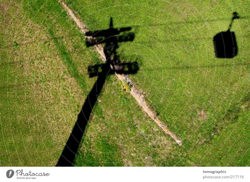 Schwarzfahrer ruhig Natur Wiese Alpen Berge u. Gebirge Seilbahn Schatten Schweben Skilift Freiheit Farbfoto Außenaufnahme Luftaufnahme Menschenleer