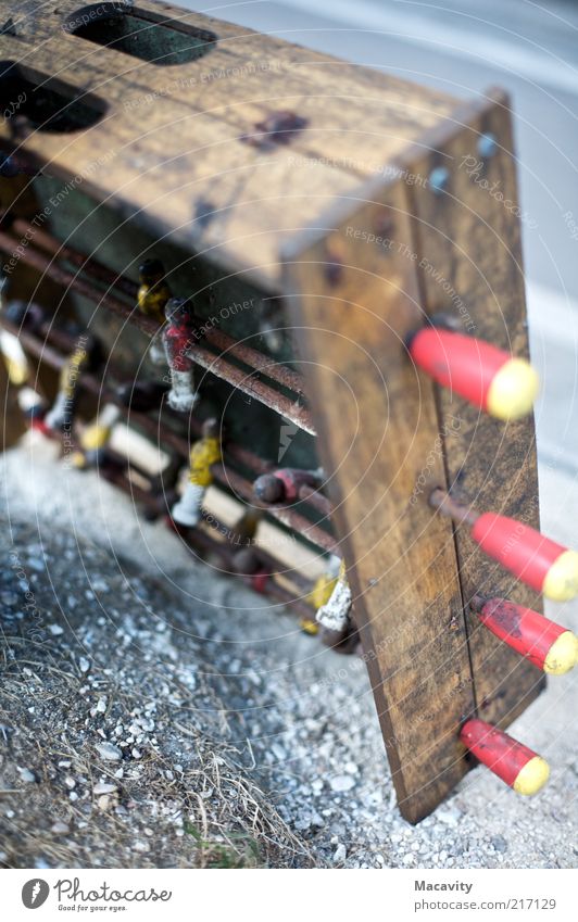 Vertikalkicker Freizeit & Hobby Tischfußball Sammlerstück Holz dreckig kaputt Vergänglichkeit Farbfoto Gedeckte Farben Außenaufnahme Nahaufnahme Detailaufnahme