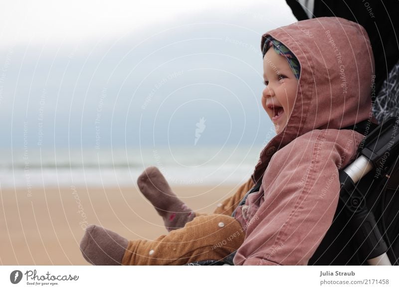 Ha wie schön feminin Baby Kleinkind 1 Mensch 1-3 Jahre Sommer schlechtes Wetter Regen Wellen Strand Meer Kinderwagen Hose Jacke Mütze lachen sitzen Coolness