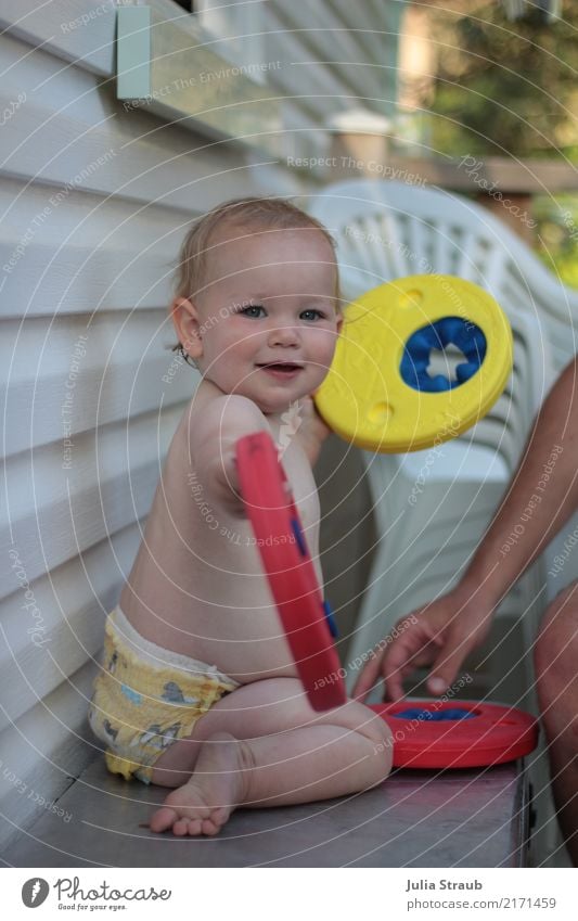 zum schwimmen feminin Baby 1 Mensch 1-3 Jahre Kleinkind klein Freude Fröhlichkeit Vorfreude Kindheit Ferien & Urlaub & Reisen Schwimmhilfe Farbfoto