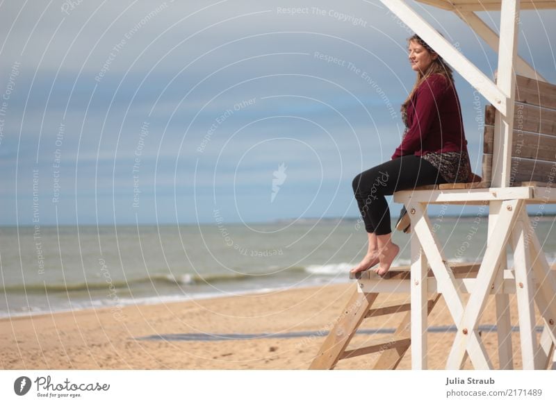 Zeit genießen feminin Frau Erwachsene 1 Mensch 18-30 Jahre Jugendliche Himmel Sommer Küste Strand Meer Kleid Leggings brünett langhaarig beobachten Lächeln