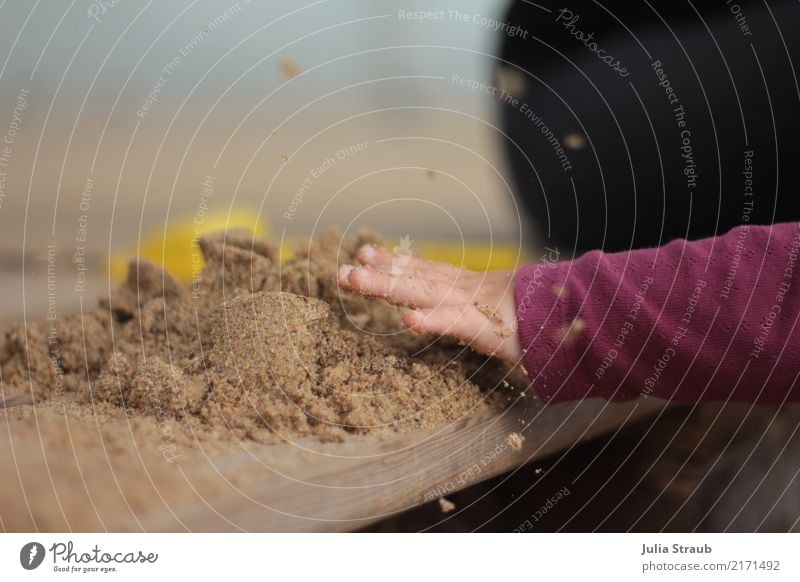 Hau drauf Kleinkind Hand 1-3 Jahre bauen frech frei gelb rosa schlagen zerstören Sandburg Holzbrett Sandspielzeug Farbfoto