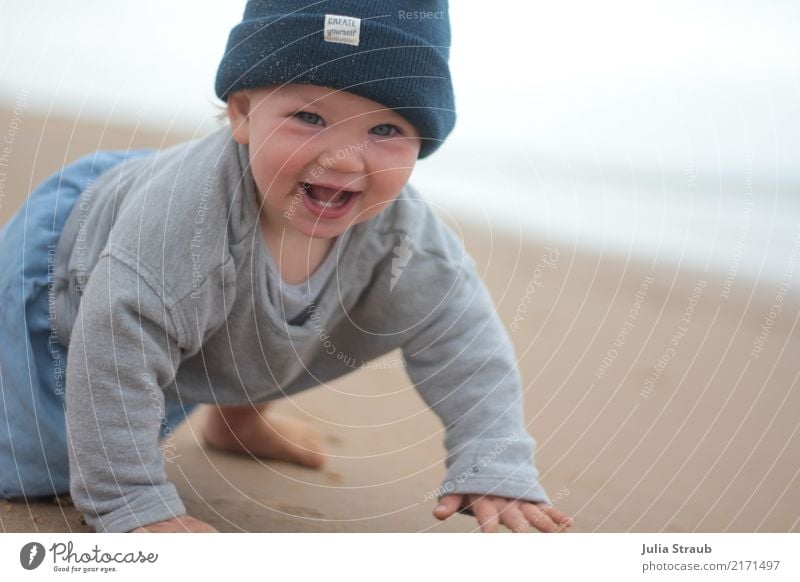 jetzt komm ich - kleinkind krabbelt voller freude am strand feminin Kind Baby Kleinkind 1 Mensch 1-3 Jahre Sand Sommer Strand Meer Kleid Mütze Coolness frech