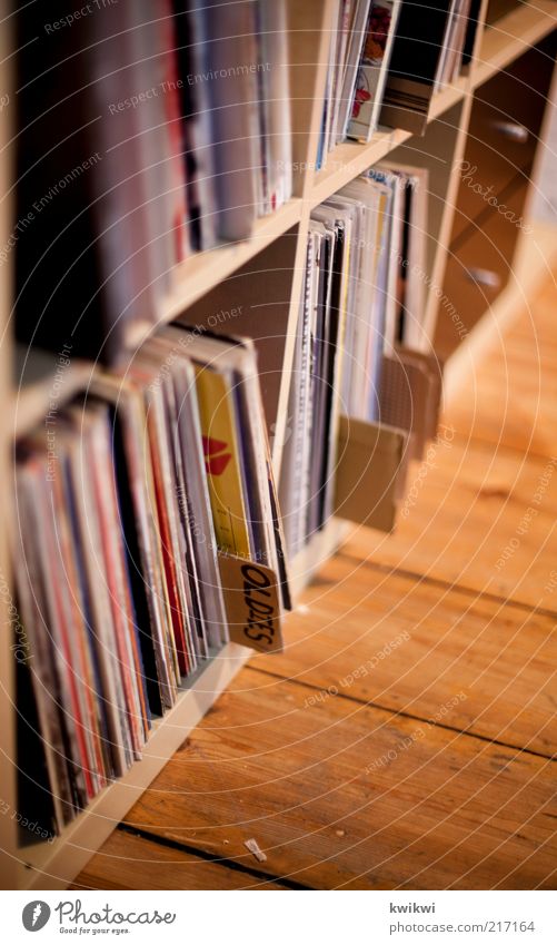 oldies Wohnzimmer Musik Schallplatte Dielenboden Musik hören Diskjockey alt Farbfoto Innenaufnahme Nahaufnahme Detailaufnahme Starke Tiefenschärfe Sammlung