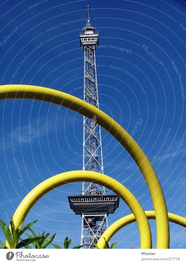 Funkturm Charlottenburg-Wilmersdorf gelb Physik Sommer Radio Fernsehen Architektur Berlin Messe blau Himmel Schnecke Kontrast Wärme Schönes Wetter Sendeturm