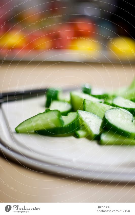 Gesundes essen Lebensmittel Gemüse Salat Salatbeilage Gurke Gurkenscheibe Tomate Ernährung Bioprodukte Schneidebrett dünn authentisch Billig gut lecker