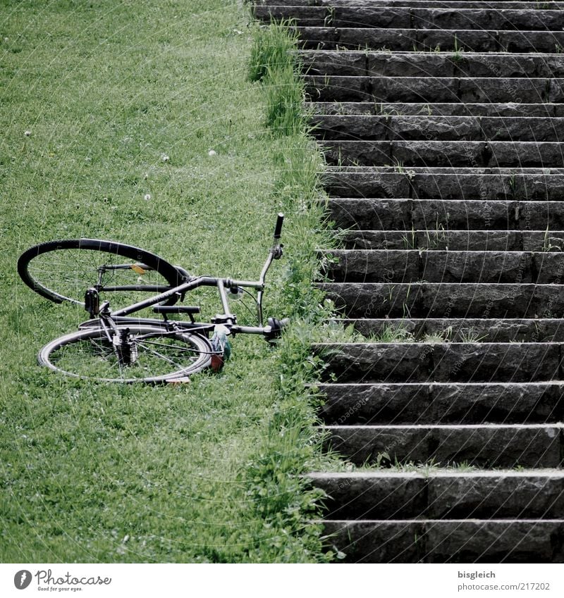 Ich bin dann mal weg ruhig Ausflug Gras Treppe Fahrrad grau grün Farbfoto Gedeckte Farben Tag Außenaufnahme Menschenleer Wiese liegen