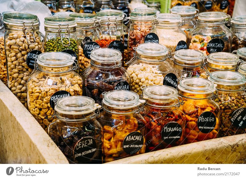 Trockenfrüchte in den Glasgefäßen für Verkauf im Markt Lebensmittel Gemüse Frucht Kräuter & Gewürze Ernährung Essen Bioprodukte Vegetarische Ernährung Diät