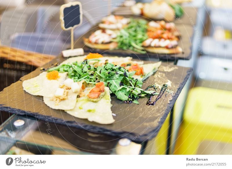 Ravioli-Platte im Restaurant Lebensmittel Käse Gemüse Salat Salatbeilage Brötchen Kräuter & Gewürze Ernährung Essen Mittagessen Abendessen Bioprodukte