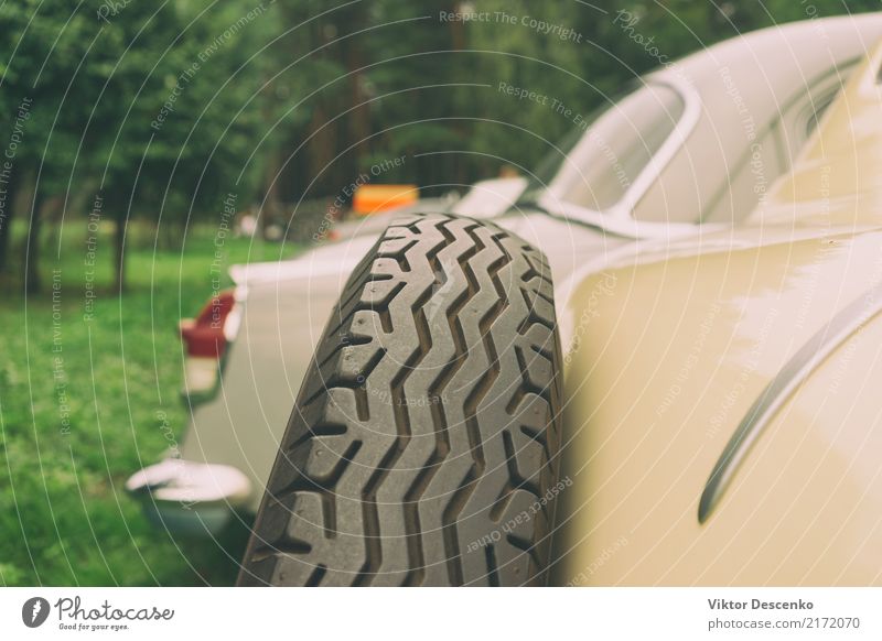 Ersatz-Autorad eines Oldtimers Reichtum Stil Design Sport Business Motor Ausstellung Verkehr Fahrzeug PKW Metall alt historisch retro schwarz weiß Logo