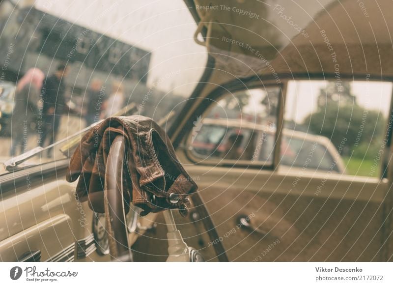 Oldtimer Innenraum Stil schön Spiegel Mensch Mann Erwachsene Hand Natur Wald Straße Fahrzeug PKW Mode Leder Sonnenbrille Handschuhe fahren sitzen retro rot