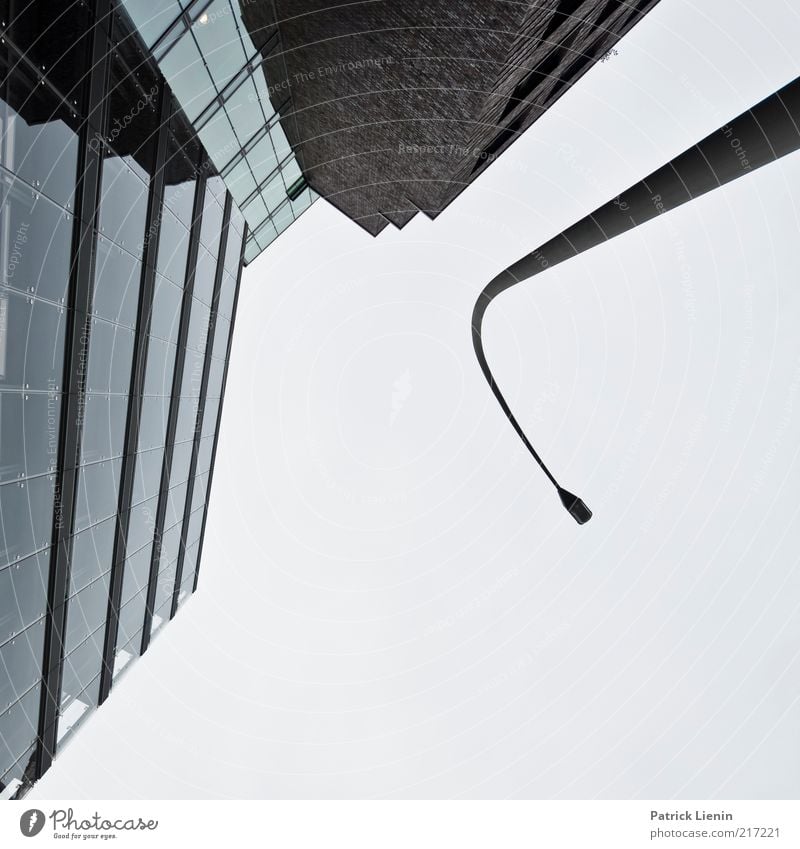 [HH10.1] - wo sind die Gierhälse? Stadt Hochhaus Bauwerk Gebäude Architektur Mauer Wand Fassade Stimmung Lampe Glas Laterne Linie kalt Himmel Wolken