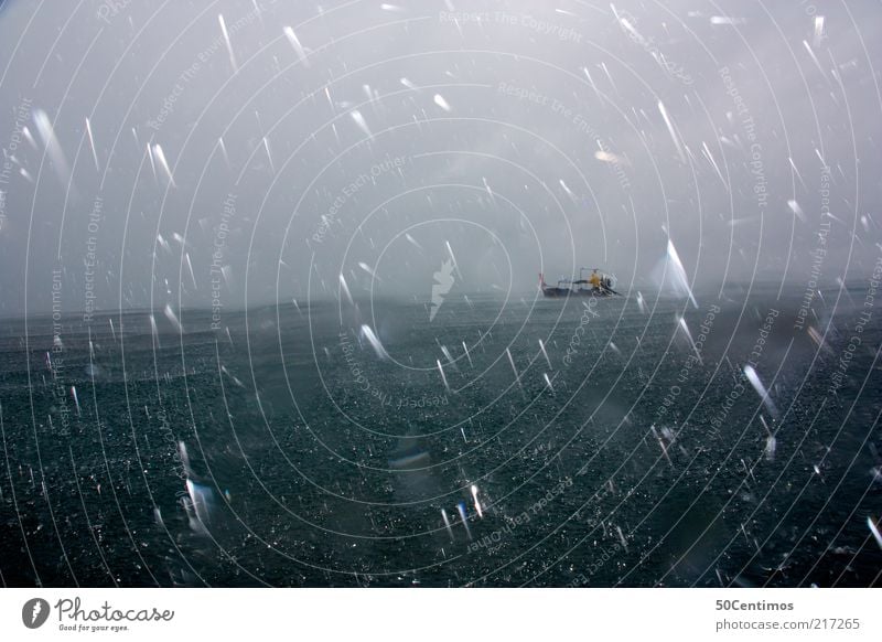 In Seenot - Distress Abenteuer Wellen Natur Wasser Wassertropfen Himmel Gewitterwolken Klimawandel Wetter schlechtes Wetter Unwetter Wind Sturm Nebel Regen Meer