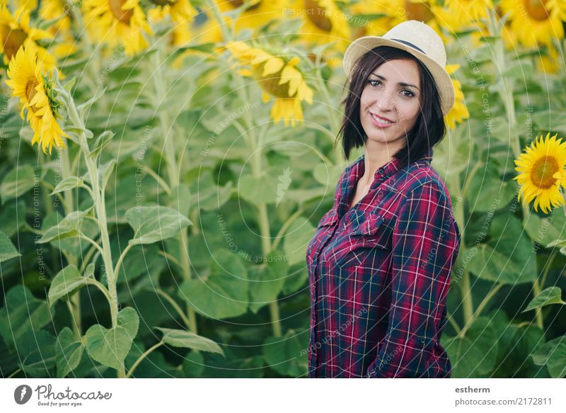 lächelndes Mädchen im Sonnenblumenfeld Lifestyle Freude schön Wellness Ferien & Urlaub & Reisen Sommer Sommerurlaub Mensch feminin Junge Frau Jugendliche